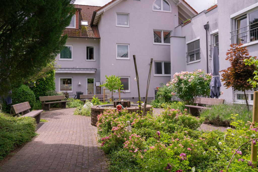 Blühende Beete direkt am Haus