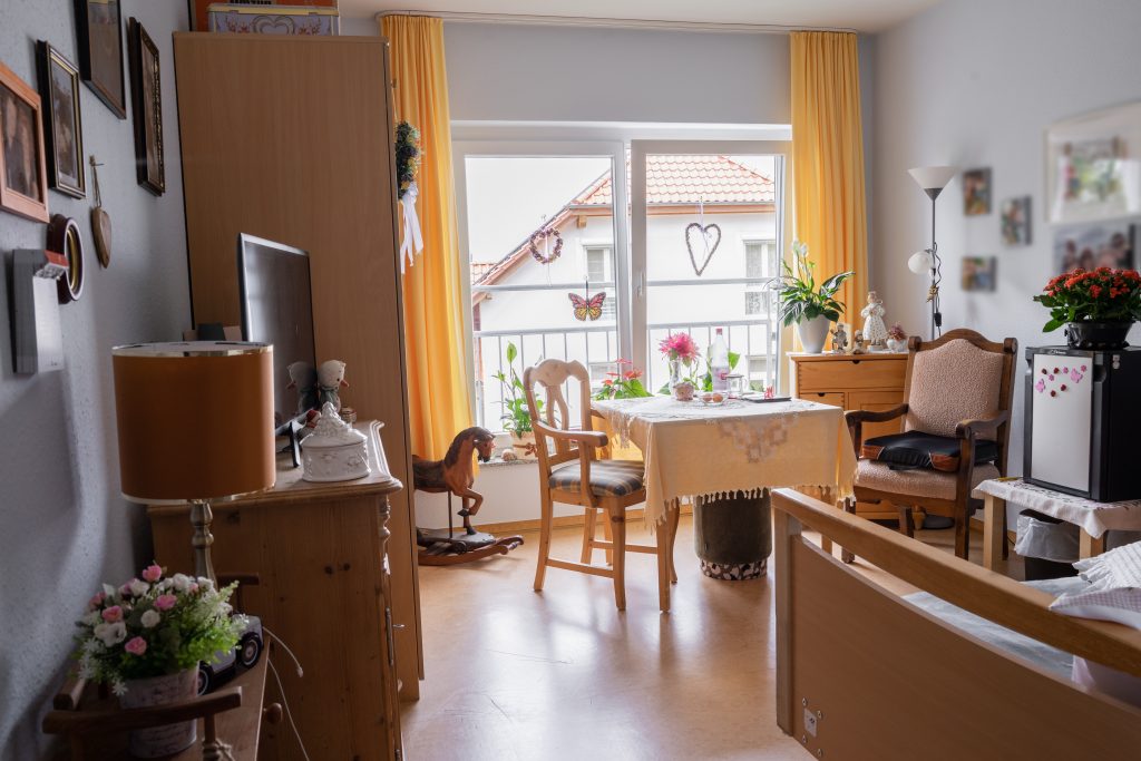 Zimmer mit eigenen Möbeln