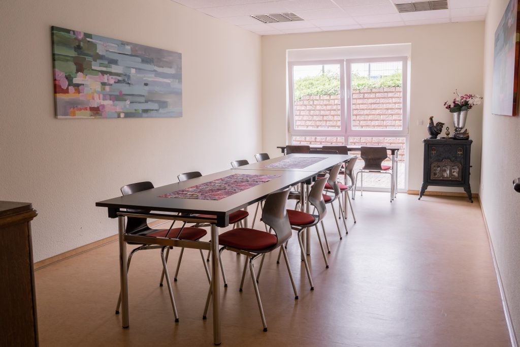 Gemeinschaftsraum mit langer Tafel