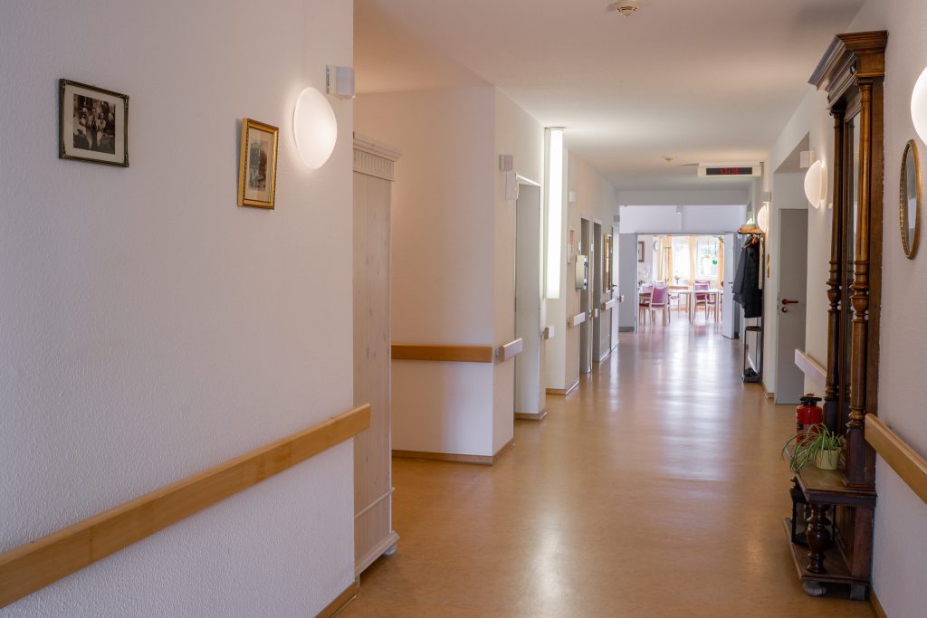 Breiter Flur mit Handläufen und Bildern