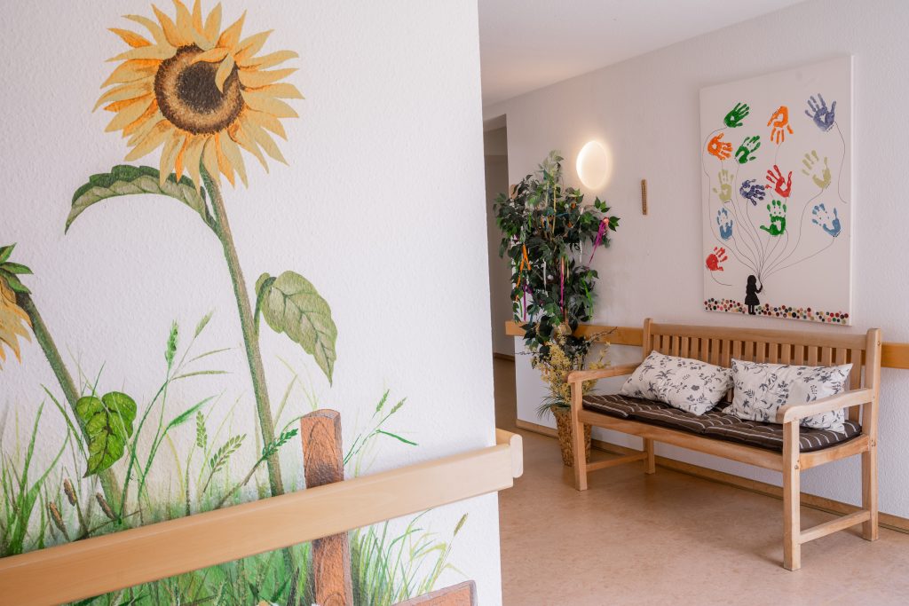 Handbemalte Wand mit Bank