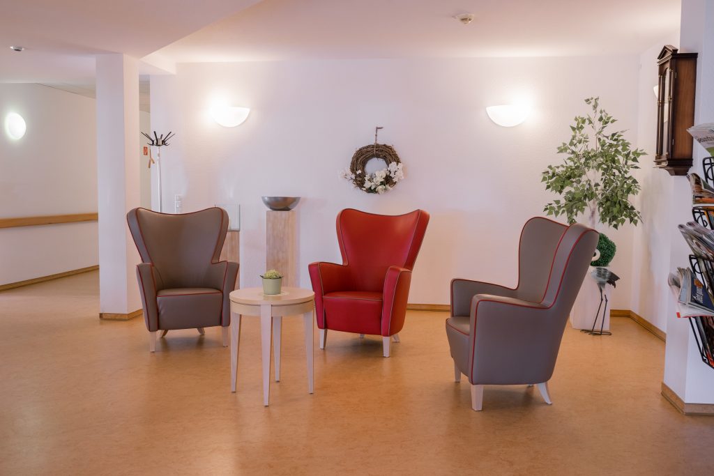 Gemütliche Sitzecke mit Sesseln — Platz für Gespräche und Besuch